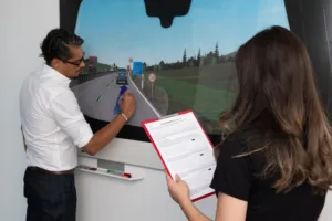 Proband gestaltet sein eigenes Head-up-Display im Rahmen der Design Thinking Studie