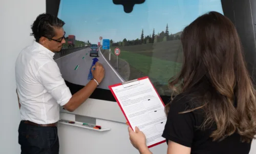 Proband gestaltet sein eigenes Head-up-Display im Rahmen der Design Thinking Studie