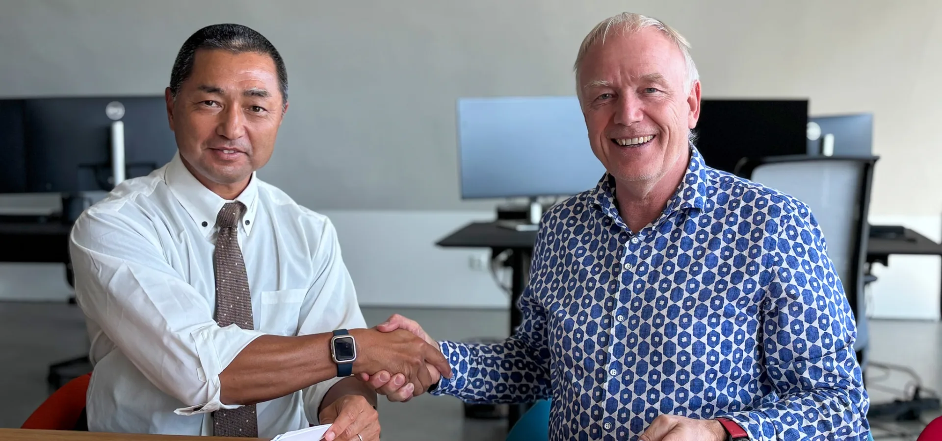 Photo: Masanori Kobayashi, President and CEO of NewtonDynamiX Inc., and Prof. Bernhard Schick, CEO of MdynamiX AG, at the MdynamiX site in Benningen during the signing of the cooperation agreement (f.l.t.r.).