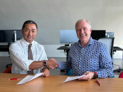Photo: Masanori Kobayashi, President and CEO of NewtonDynamiX Inc., and Prof. Bernhard Schick, CEO of MdynamiX AG, at the MdynamiX site in Benningen during the signing of the cooperation agreement (f.l.t.r.).