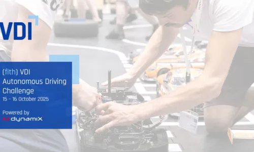 Modellfahrzeug im Maßstab 1:8, das MXcarkit ohne Karosserie ist zu sehen, an dem ein Student etwas justiert. Davor der Schriftzug: "(fith) VDI Autonomous Driving Challenge; 15.-16. October 2025