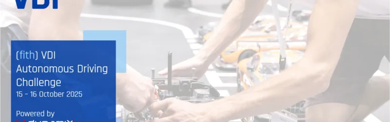 Modellfahrzeug im Maßstab 1:8, das MXcarkit ohne Karosserie ist zu sehen, an dem ein Student etwas justiert. Davor der Schriftzug: "(fith) VDI Autonomous Driving Challenge; 15.-16. October 2025