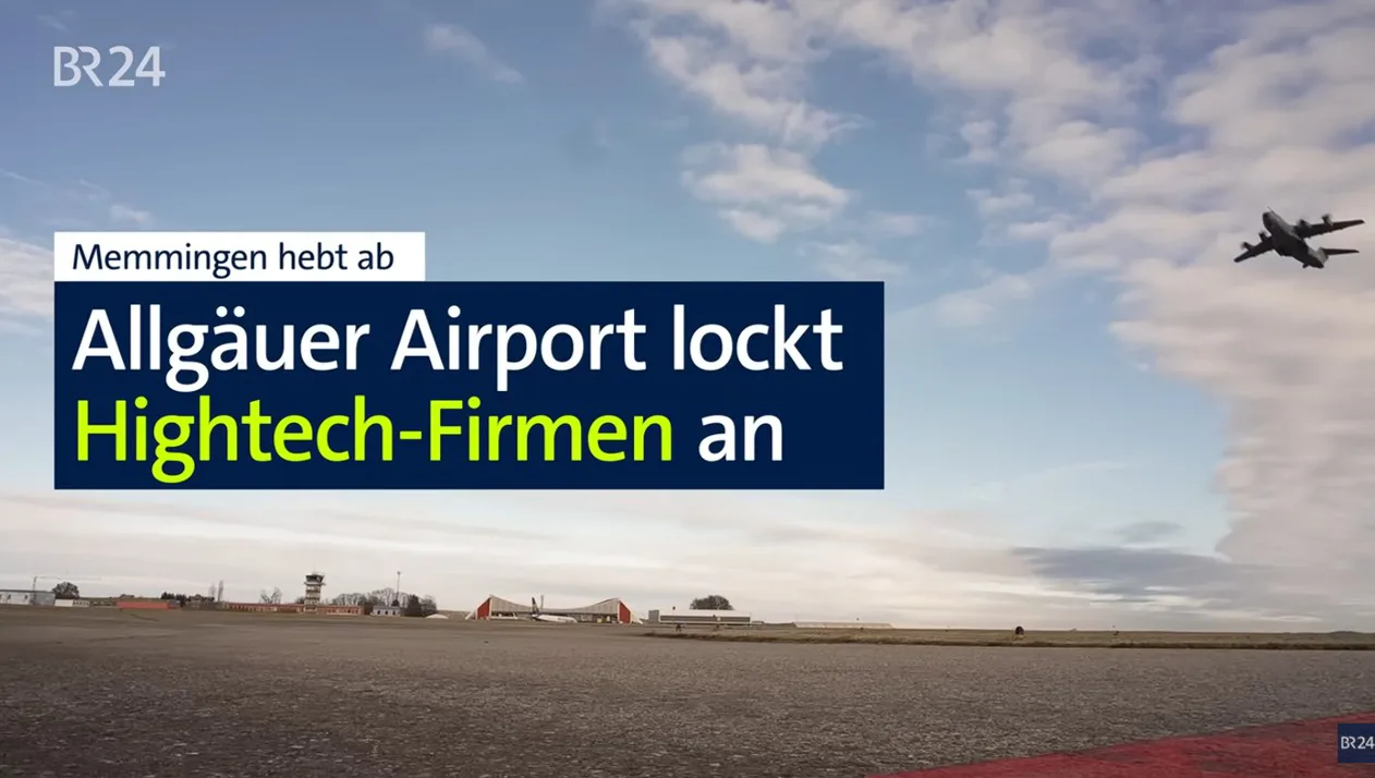 Das Bild zeigt den Allgäu Airport in Memmingen. Ein Flugzeug heb gerade ab und das Bild beinhaltet die Überschrift: Memmingen, hebt ab. Allgäu Airport lockt Hightech-Firmen an.