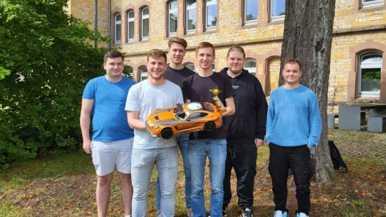 Aufstellung von Team SAM AADC der Hochschule München. Das Foto entstand für die 5. VDI Autonomous Driving Challenge 2025 powered by MdynamiX.