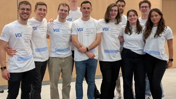 Aufstellung von Team SAM AADC der Hochschule München. Das Foto entstand für die 5. VDI Autonomous Driving Challenge 2025 powered by MdynamiX.