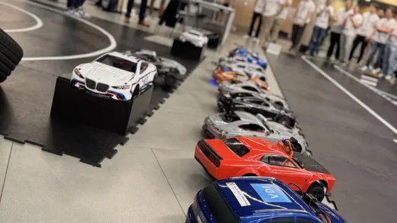 Zu sehen sind die Modellfahrzeuge aller Teams, die an der VDI Autonomous Driving Challenge 2025, powered by MdynamiX teilgenommen haben.