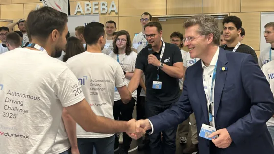 Lutz Eckstein, Präsident des VDI, und Alexander Bloch beglückwünschen alle Teilnehmer der VDI Autonomous Driving Challenge 2025, powered by MdynamiX mit einem Händedruck.