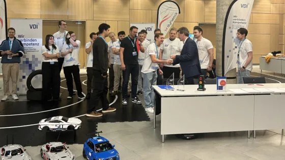 Lutz Eckstein, Präsident des VDI, und Alexander Bloch beglückwünschen alle Teilnehmer der VDI Autonomous Driving Challenge 2025, powered by MdynamiX mit einem Händedruck.