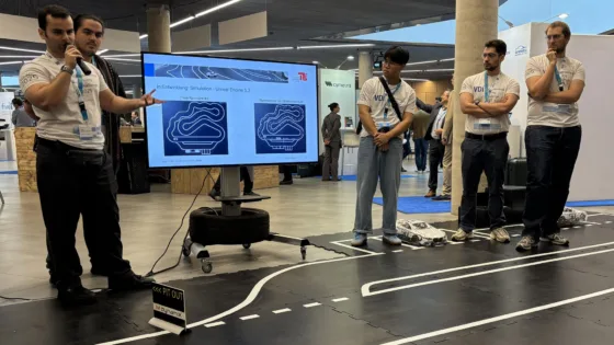 Das Team der TU Berlin präsentieret ihr Fahrzeugkonzept als 