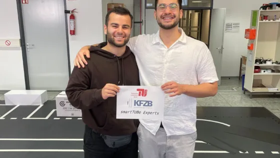 Aufstellung von Team SAM AADC der Hochschule München. Das Foto entstand für die 5. VDI Autonomous Driving Challenge 2025 powered by MdynamiX.