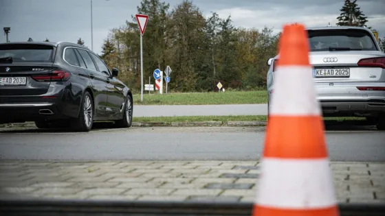 Parklücke mit Pylone als Markierung für den Parkassistenten-Test (PMA) im Rahmen des ADAS-Benchmarks von auto motor und sport, dem IFM und MdynamiX.