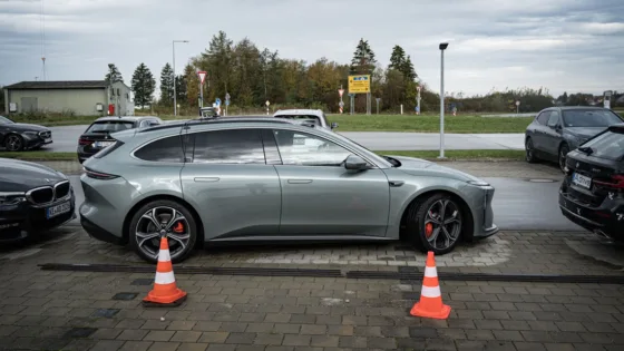 Fahrzeug parkt in eine Parklücke mit Pylonen als Markierung. Getestet wird der Parkassistent (PMA) im Rahmen des ADAS-Benchmarks von auto motor und sport, dem IFM und MdynamiX.