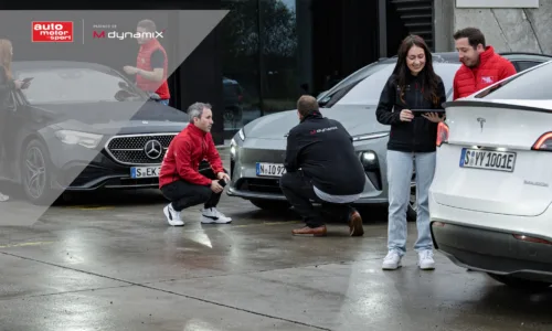 Vier Testfahrzeuge vor dem Shelter16, Hauptsitz der MdynamiX. Das Team der MdynamiX, der Zeitschrift auto motor und sport und des IFM bereiten sich auf ADAS-Testfahrten zu einem großen Fahrerassistenzsystem-Benchmark vor.