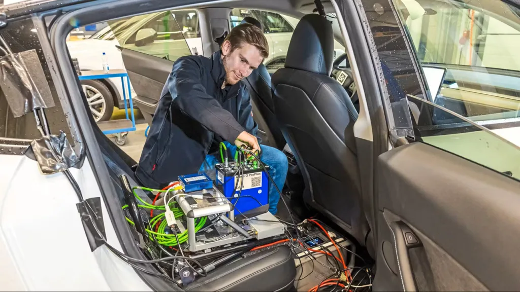 Einbau und Anschluss des integrierten Inertialsystems ADMA-G mit GNSS-Kopplung zur hochpräzisen Positions- und Bewegungsmessung im ADAS-Benchmark.