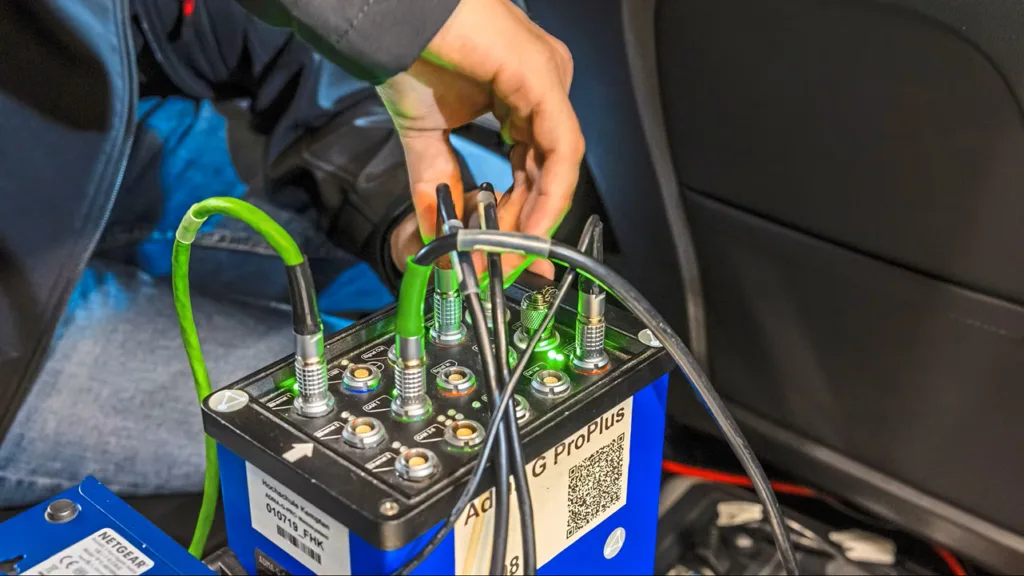 ADMA-G Pro Inertialsystem mit GNSS-Kopplung zur hochpräzisen Positions- und Fahrdynamikmessung, welches von der MdynamiX für ADAS-Tests und Fahrzeugbenchmarking verwendet wird.