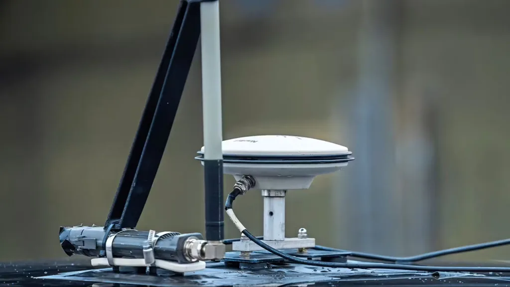 GPS-Antenne auf dem Fahrzeugdach zur zentimetergenauen Positions- und Ausrichtungsbestimmung mittels Differential-GPS im ADAS-Benchmark.