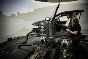 Fahrzeug auf Bewegungsplattform im Fahrsimulator zur Analyse von Fahrerassistenzsystemen, HMI-Interaktion und Nutzerakzeptanz im frühen Entwicklungsstadium.