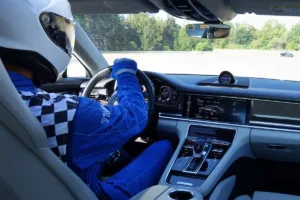 Driver-in-the-Loop-Fahrversuch zur präzisen Lenkungsentwicklung für hochperformante Fahrzeugsysteme unter motorsportnahen Anforderungen.