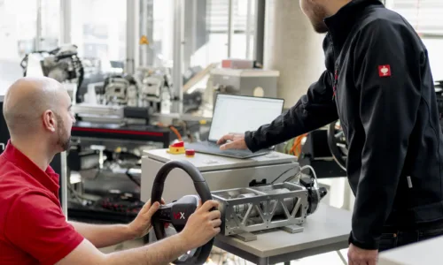 Ingenieure bei der Entwicklung und Validierung eines Lenksystems am Prüfstand im Rahmen der Fahrdynamik-Forschung und -Entwicklung.