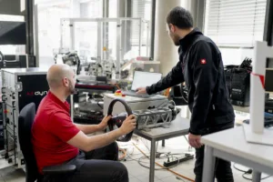 Ingenieure bei der Entwicklung und Prüfstandsvalidierung eines Steer-by-Wire-Lenksystems in der Fahrdynamik-Entwicklung