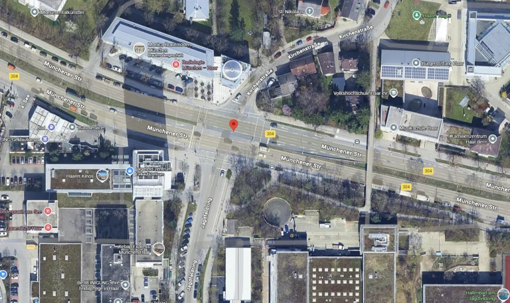 Top-down-Darstellung einer digitalen Straßenkarte mit einer innerstädtischen Kreuzung, Fahrspuren, Markierungen und Umgebung als geometrische Ground Truth für die ADAS-Bewertung.