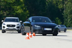 Benchmark-Test zweier Fahrzeuge im definierten Slalom-Parcours zur objektiven Messung und Bewertung von Fahrdynamik, Handling und Lenkperformance.