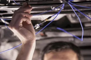 Messung von NVH-Einflüssen an aktiven Fahrwerkssystemen: Sensorik und Verkabelung zur Analyse von Schwingungen und Geräuschübertragung im Fahrzeugunterboden unter realen Bedingungen