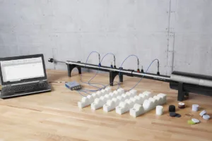 Impedanzrohr-Messaufbau zur Analyse des NVH-Verhaltens elastischer Materialien: Bestimmung von Schallabsorption, Dämpfung und akustischen Eigenschaften von Komponenten im Fahrzeugkontext