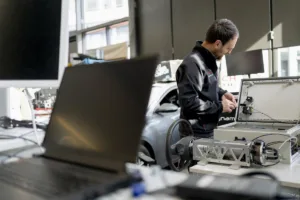 Ingenieure bei der Entwicklung und Prüfstandsvalidierung eines Steer-by-Wire-Lenksystems in der Fahrdynamik-Entwicklung