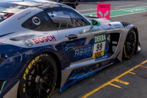 Motorsportfahrzeug im professionellen Renneinsatz im Kontext präziser Lenkungsentwicklung für extreme fahrdynamische Anforderungen.