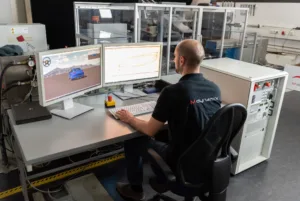 Fahrdynamik-Ingenieur analysiert Simulation und Messdaten zur objektiven Abstimmung von Lenkgefühl, Bremsverhalten und Fahrkomfort in einem Entwicklungsprüfstand.