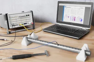 Modalanalyse mittels Impulshammer zur Identifikation von Resonanzen und Körperschallübertragung in Leitungen, Schläuchen und HV-Kabeln im NVH-Entwicklung.