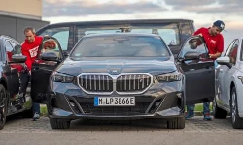 BMW i5 bei Testfahrten zur objektiven Bewertung von Parkassistenzsystemen im ADAS-Benchmark von MdynamiX und auto motor und sport.