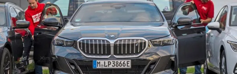 BMW i5 bei Testfahrten zur objektiven Bewertung von Parkassistenzsystemen im ADAS-Benchmark von MdynamiX und auto motor und sport.