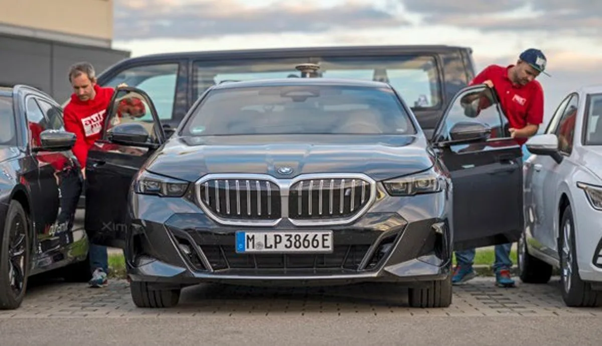 BMW i5 bei Testfahrten zur objektiven Bewertung von Parkassistenzsystemen im ADAS-Benchmark von MdynamiX und auto motor und sport.