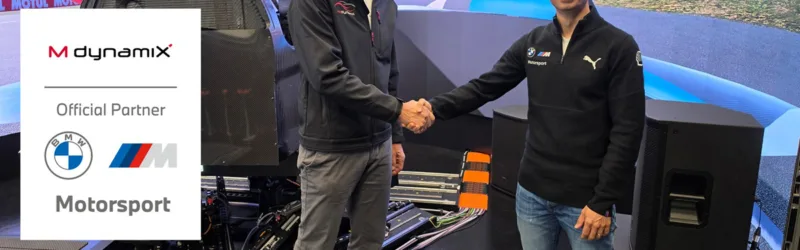 Vertreter von MdynamiX und BMW M Motorsport besiegeln ihre technische Partnerschaft für virtuelle Fahrerlebnisentwicklung per Handschlag vor einem High-End-Fahrsimulator. Im Fokus stehen hochpräzise Lenksystemsimulation, Force-Feedback-Technologie und realistische Fahrerlebnisentwicklung im Motorsport.