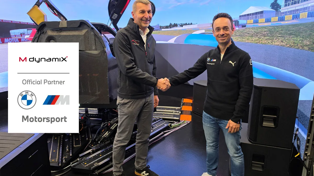 Vertreter von MdynamiX und BMW M Motorsport besiegeln ihre technische Partnerschaft für virtuelle Fahrerlebnisentwicklung per Handschlag vor einem High-End-Fahrsimulator. Im Fokus stehen hochpräzise Lenksystemsimulation, Force-Feedback-Technologie und realistische Fahrerlebnisentwicklung im Motorsport.