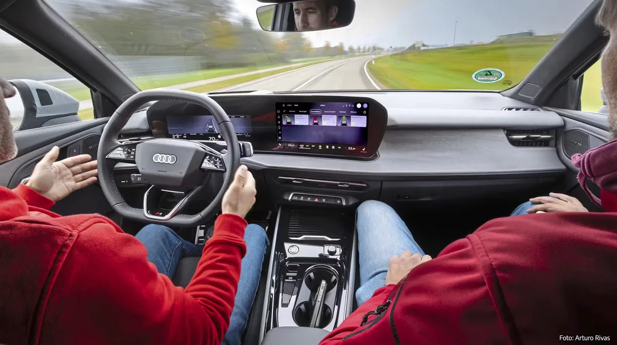 Bewertung eines Spurführungsassistenten im Audi Q3 während eines ADAS-Benchmarks mit objektiver Messtechnik von MdynamiX.
