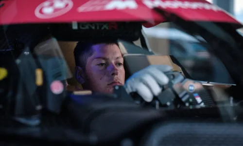BMW M Motorsport Works Driver Max Hesse testet Steering Feel im Simulator. MdynamiX unterstützt als Official Partner of BMW M Motorsport die virtuelle Fahrzeugentwicklung.