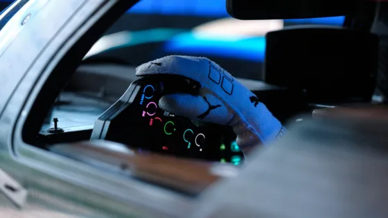 Detailaufnahme des BMW M Motorsport Simulatorlenkrads während einer virtuellen Testfahrt. MdynamiX ermöglicht als Official Partner of BMW M Motorsport realistisches Steering Feel durch Force Feedback Technologie.