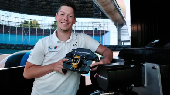 BMW M Motorsport Works Driver Max Hesse präsentiert Simulatorlenkrad und MdynamiX Force Feedback Actuator. MdynamiX ist Official Partner of BMW M Motorsport und entwickelt Lösungen für realistisches Steering Feel.