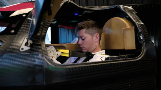 BMW M Motorsport Works Driver Max Hesse im Simulator während einer virtuellen Testfahrt. MdynamiX unterstützt als Official Partner of BMW M Motorsport realistisches Steering Feel mit einem Force Feedback Actuator.