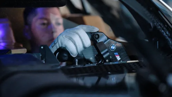 Nahaufnahme des BMW M Motorsport Lenkrads während einer Simulatorfahrt von Works Driver Max Hesse mit MdynamiX Force Feedback Actuator.