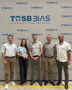 Mitarbeitende von MdynamiX (Tristan Schwandke, Seda Aydogdu) und BİAS Mühendislik beim persönlichen Austausch im Rahmen der Partnerschaft vor dem TOSB BİAS Automotive Test Center in der Türkei.