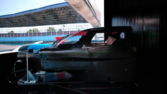 Simulator mit Force Feedback Actuator von MdynamiX während einer Testfahrt von BMW M Motorsport Works Driver Max Hesse. MdynamiX ist Official Partner of BMW M Motorsport und entwickelt Lösungen für realistisches Steering Feel.